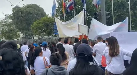 Gremios farmacéuticos protestan frente al Congreso para exigir la venta masiva de medicamentos genéricos