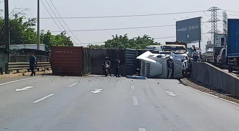 Accidente en Vía Evitamiento: reportan volcadura de camión cerca a la av. Javier Prado