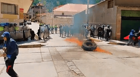 Huancavelica: estudiantes de la UNH se enfrentan con policías en actividad que participan ministros