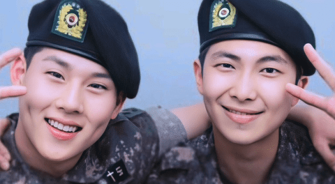 RM, de BTS, y Joohoney, de MONSTA X, sorprenden a fans con emotivo reencuentro en uniforme militar