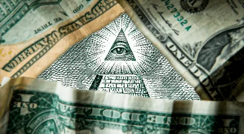 La historia detrás de la pirámide con un ojo en los billetes de 1 dólar y sus conspiraciones