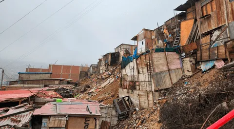 Cerro se derrumba en Ventanilla: 1 mujer herida y 7 viviendas afectadas en Mi Perú
