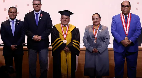 César Acuña recibe Doctorado Honoris Causa en universidad de su exesposa Rosa Núñez