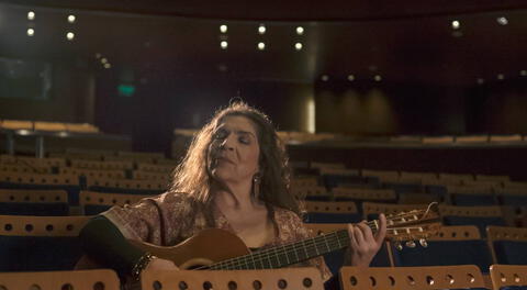 Lourdes Carhuas presenta en el Gran Teatro Nacional su primer disco sinfónico “Por esas trenzas”