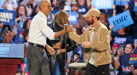 El icónico momento en que Obama rapeó 'Love Yourself' con Eminem en mitin de Kamala: “Voten por la nueva presidenta"