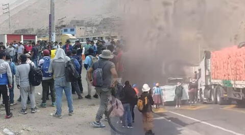 Mineros informales bloquean la Panamericana Sur, altura del puente Ocoña de Arequipa: exigen ampliar el Reinfo