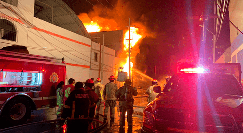 Fuerte incendio en San Martín de Porres consume depósito de pinturas: vecinos reclaman por aire tóxico