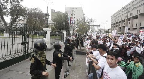 El Congreso en perenne rechazo y crece respaldo a las protestas