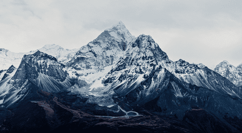 Científicos revelan que el Everest, montaña más grande del mundo, estaría destruyendo la corteza terrestre