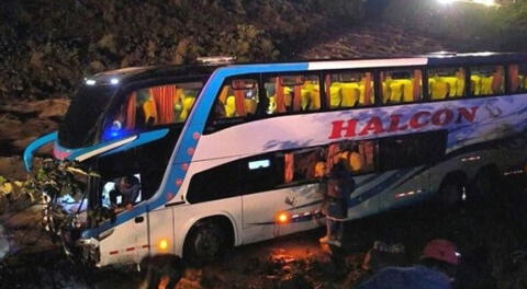 Bus con 50 pasajeros se despista y llega al borde del río Rímac, pero solo hubo heridos leves