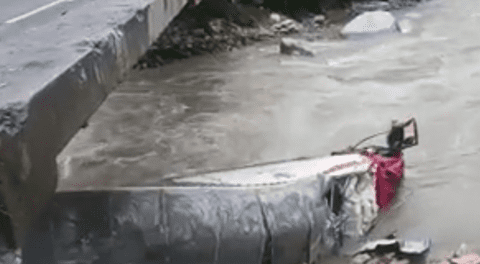 Tráiler se descarrila y cae de puente a río en Apurímac: accidente deja madre y 2 niños desaparecidos