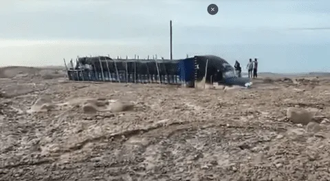 Deslizamiento de huaico en Arequipa deja un camión de carga sumergido en el lodo en la Panamericana Sur