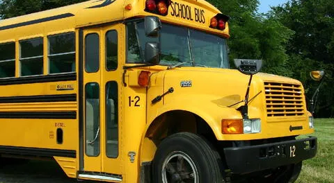 Nueva York: muere una joven tras choque entre un auto Mercedes-Benz y un bus escolar sin niños en Brooklyn
