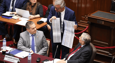 Elecciones 2026: Jefe de la ONPE, Piero Corvetto, muestra en el Congreso el tamaño de la cédula de votación