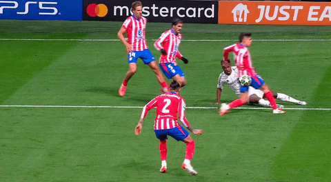 Polémica en el Atlético Madrid vs Real Madrid: árbitro no cobró penal por mano de Simeone tras centro de Vinícius por Champions League