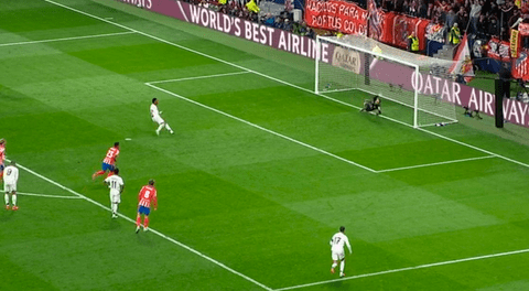 ¡La mandó a las nubes! Vinícius falló un penal y Real Madrid continúa perdiendo ante Atlético de Madrid