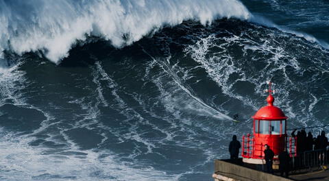 Esta es la playa en Europa más peligrosa del mundo: los surfistas tienen que superar olas de 30 metros de altura