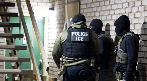 ICE: Residentes de este condado rechazan la colaboración entre autoridades locales y federales para atrapar inmigrantes en EEUU