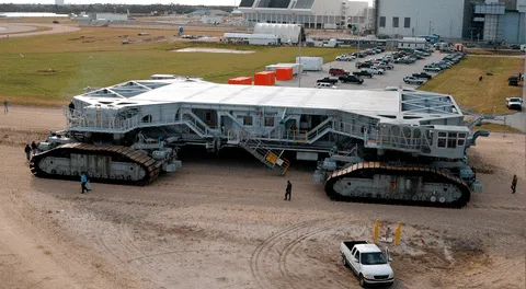 El monstruo de 3.000 toneladas que utiliza 625 litros de diésel para recorrer solo 1 km: un camión que mueve cohetes a 5 km por hora