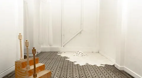 Las emociones y los recuerdos: la instalación “Recordar, desestructurar: Habitar” de Fiorella Gonzales Vigil