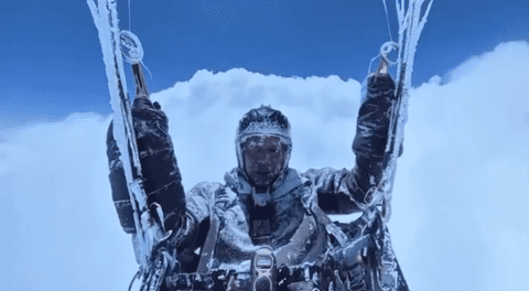 Parapentista chino sobrevive tras ser succionado por una nube y ser arrastrado a más de 8.500 metros de altura
