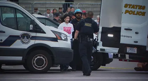 Arrestan a 60 veteranos y familiares en protesta anti ICE fuera del Capitolio en Washington D.C. antes del desfile militar de Trump