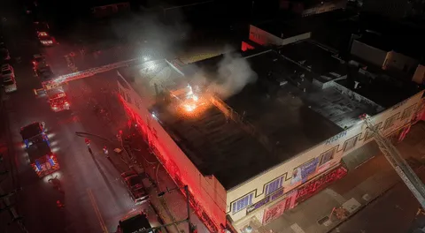 Más de 40 bomberos intentan apagar el incendio en International Boulevard durante el Día del Padre en EEUU