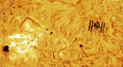 La Estación Espacial Internacional fue fotografiada mientras estalla una llamarada solar en un momento perfecto