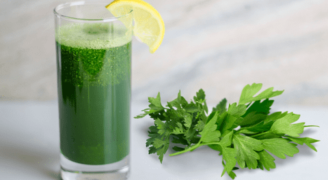 Jugo de perejil: qué beneficios tiene para la circulación, la inflamación y el sistema inmune según estudios científicos