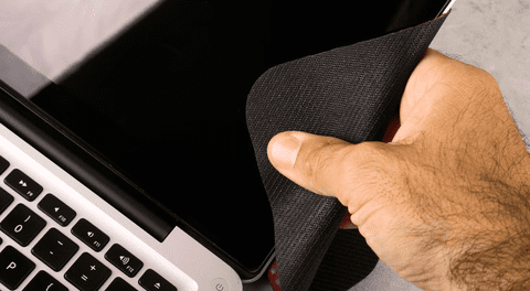 ¿Tienes una laptop? Así es como debes limpiar su pantalla o podrías dañar tu equipo