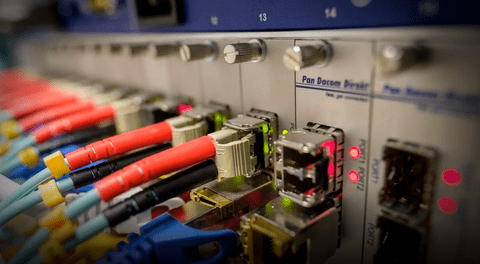 Científicos logran enviar información cuántica por cables de fibra óptica usados para internet