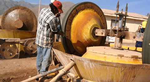 Mientras el oro apunta a US$4.000, el Perú vive su propio capitalismo salvaje: ¿por qué la caída del oro no es el principal problema?