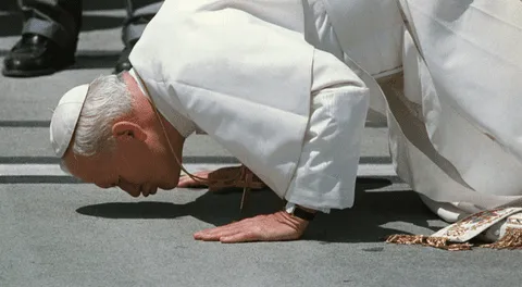 ¿Por qué Juan Pablo II besaba la tierra al llegar a un país? Una tradición con un significado profundo y un santo modelo