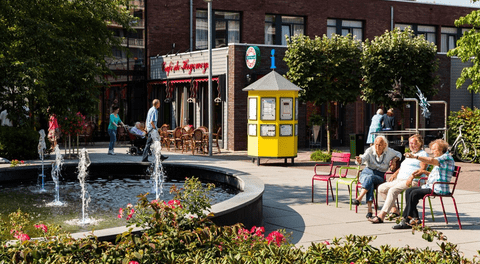 Hogeweyk: el pueblo de Holanda donde personas con Alzheimer viven libres, sin dinero real y con enfermeros encubiertos