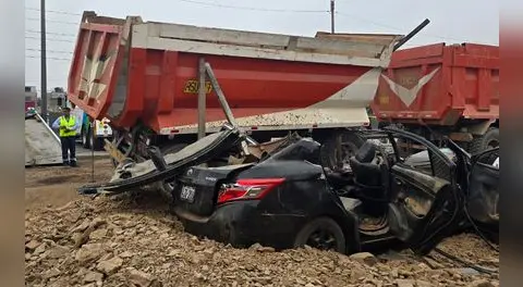 Tragedia en la Panamericana Norte: chofer muere luego de que su auto sea aplastado por volquete en Puente Piedra