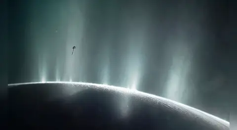 Científicos confirman que la luna Encélado de Saturno cumplen todos los requisitos para albergar la vida en su gran océano