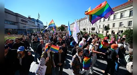 Hungría: miles de personas desafían la prohibición del gobierno y participan en marcha del Orgullo