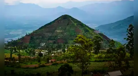 La pirámide más antigua de la Tierra no estaría ni en Egipto ni en Perú, tendría lava en su interior y más de 25.000 años