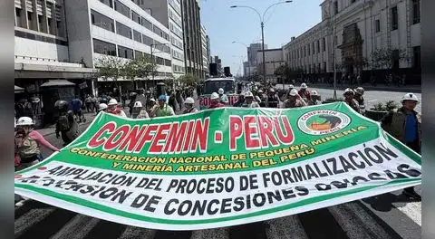 Mineros marcharon otra vez hacia el Congreso para pedir la ampliación del Reinfo por cinco años más
