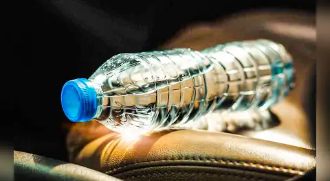 Estudio científico advierte que ingerimos 90.000 microplásticos en nuestro organismo al tomar agua embotellada