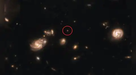 Astrónomos descubren un objeto muy brillante que podría ser la primera galaxia del universo