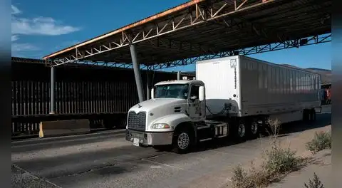 EE.UU. impone aranceles a camiones y autobuses, pero Canadá y México tienen exenciones parciales