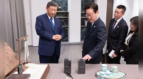 Xi Jinping bromea sobre espionaje al regalar teléfonos chinos a su homólogo surcoreano