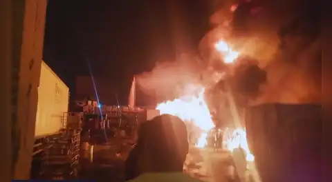 Incendio en almacén de reciclaje genera alarma en Jicamarca: unidades de bomberos atienden la emergencia