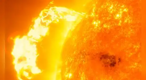 El Sol entra en erupción: una llamarada solar provoca apagones de radio y auroras boreales en el planeta