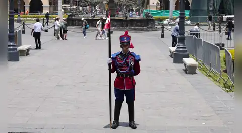 Húsares de Junín vigilan la Plaza de Armas de Lima en medio de inseguridad ciudadana