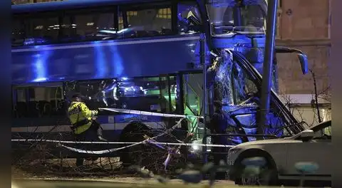 Trágico accidente en Suecia: varios muertos y heridos tras choque en parada de autobús en Estocolmo