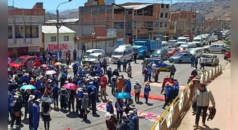 Puno: profesores bloquean el transporte en paro de 24 horas contra el gobierno de José Jerí