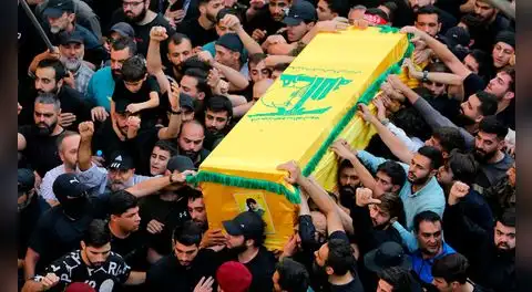 Hezbolá entierra a su jefe militar muerto en un bombardeo israelí al sur de Beirut