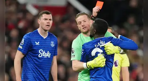 ¡Escándalo en la Premier League! Futbolista del Everton se fue expulsado de manera insólita por agredir a su propio compañero